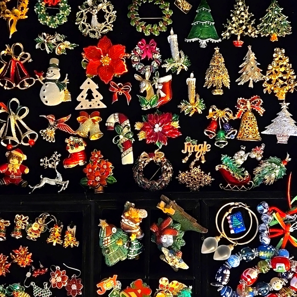 🎄Vintage Christmas Jewelry Collection (99%) available for SALE!